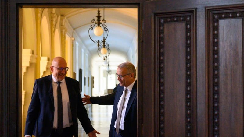 Statisíce na rozloučenou. Stanjura a Bek získají tučné odchodné i auto s řidičem Statisíce na rozloučenou. Stanjura a Bek získají tučné odchodné i auto s řidičem