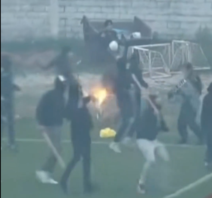 VIDEO Chaos na futbalovom zápase. Na ihrisko vbehli maskovaní chuligáni s palicami