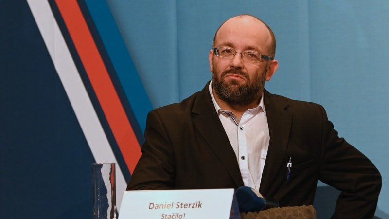 GLOSA: Stačilo! klaunem voleb aneb Vidlák žebrák, který dostává drobky od kritických mecenášů GLOSA: Stačilo! klaunem voleb aneb Vidlák žebrák, který dostává drobky od kritických mecenášů