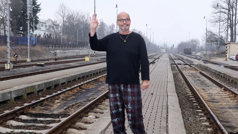 To se zastřízliva nedá: Pohlreich zachraňoval nádražku v Bruntále, v kuchyni klidnil emoce To se zastřízliva nedá: Pohlreich zachraňoval nádražku v Bruntále, v kuchyni klidnil emoce
