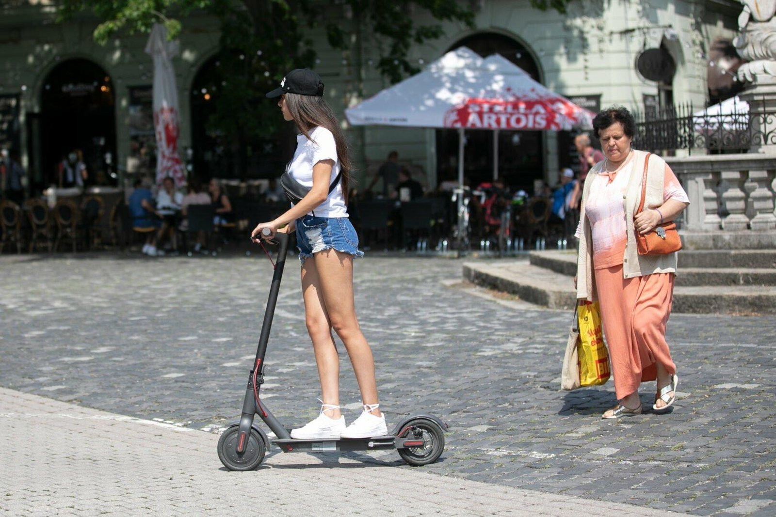 Praha zakáže zdieľané elektrokolobežky, spôsobovali vraj chaos