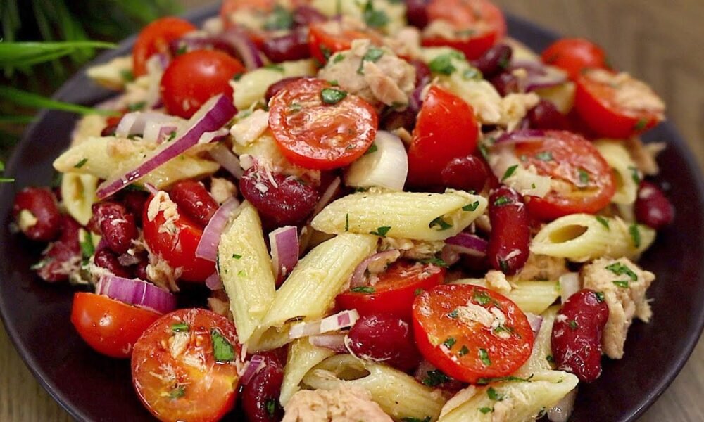 Einfacher und leckerer Salat mit Nudeln und Thunfisch in 15 Minuten!