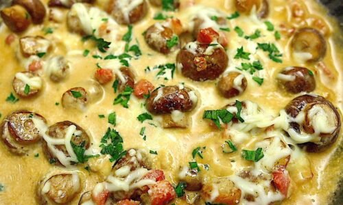 Ein einfaches und leckeres Rezept für gebratene Champignons mit Speck in einer Bratpfanne.