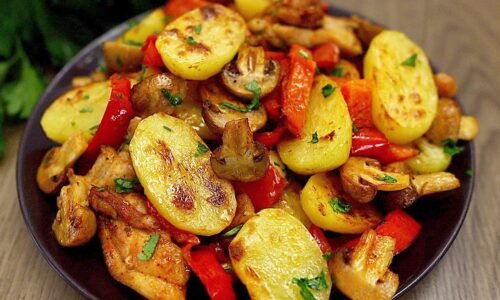 Ein sehr einfaches und leckeres Abendessen! Kartoffeln mit Champignons und Hühnchen im Ofen!