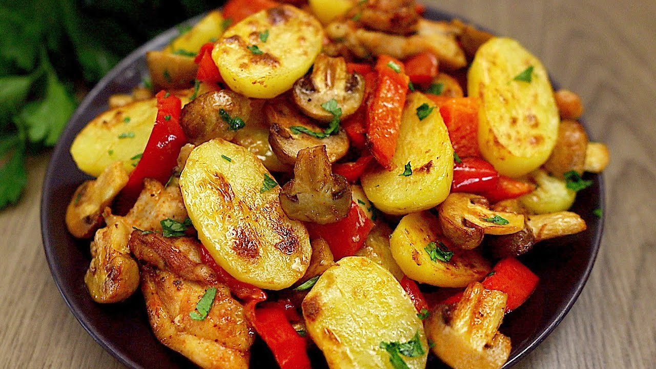Ein sehr einfaches und leckeres Abendessen! Kartoffeln mit Champignons und Hühnchen im Ofen!