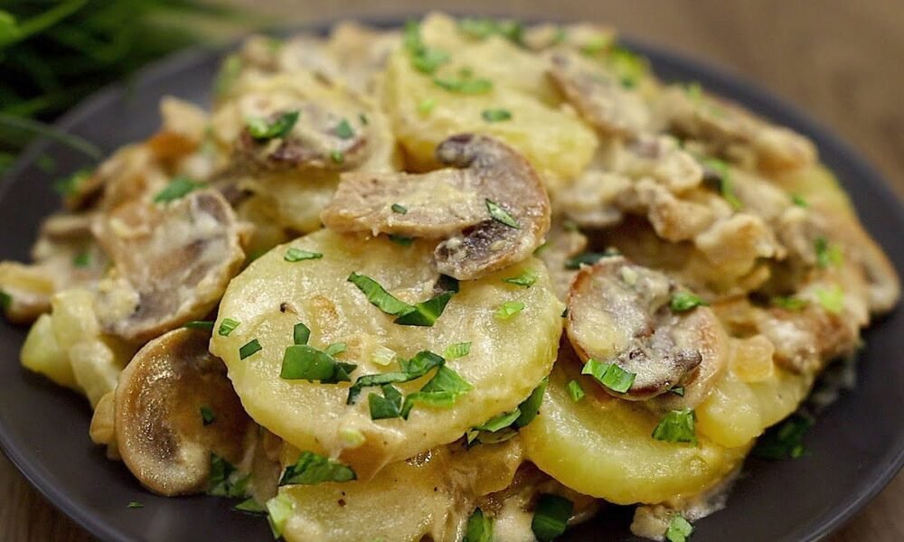 Das beste Rezept für cremige Kartoffeln mit Pilzen. Leckeres Abendessen!