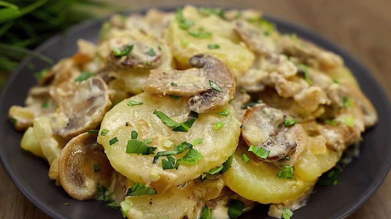 Das beste Rezept für cremige Kartoffeln mit Pilzen. Leckeres Abendessen!