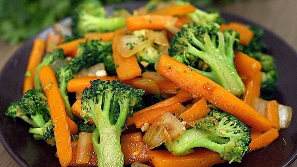 Lecker und gesund! schnelles rezept für gebratenes gemüse!