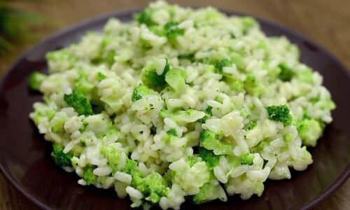 Eine sehr einfache und leckere Beilage zum Abendessen! Cremiger Reis mit Brokkoli!