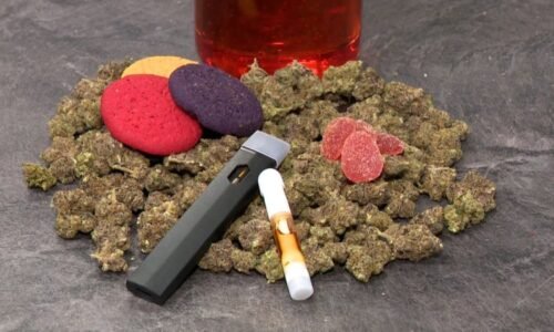 Třicetkrát silnější než marihuana: Syntetické kanabinoidy se volně prodávají, otrávily se i děti