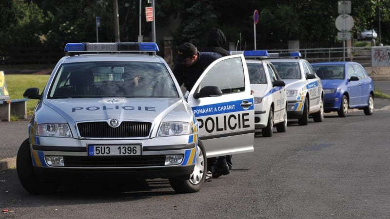 Útok řetězovou pilou na prodavačku z Karlovarska: Policie muže obvinila z pokusu o vraždu Útok řetězovou pilou na prodavačku z Karlovarska: Policie muže obvinila z pokusu o vraždu