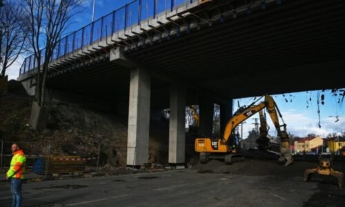 Ostrava bude mít nový most na klíčové komunikaci. Demolice toho dosluhujícího už začala Ostrava bude mít nový most na klíčové komunikaci. Demolice toho dosluhujícího už začala