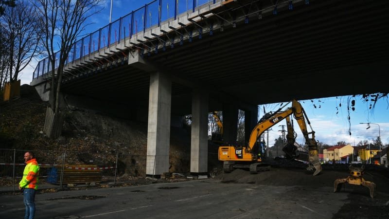 Ostrava bude mít nový most na klíčové komunikaci. Demolice toho dosluhujícího už začala Ostrava bude mít nový most na klíčové komunikaci. Demolice toho dosluhujícího už začala