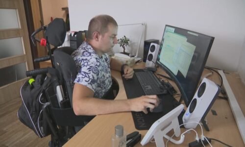Vzácnou nemocí trpí v Česku desítky lidí. Pojišťovny části z nich odmítají proplatit drahý lék Vzácnou nemocí trpí v Česku desítky lidí. Pojišťovny části z nich odmítají proplatit drahý lék