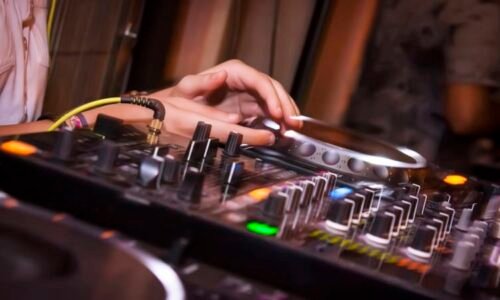 Zemřel DJ Tráva. V Česku platil za průkopníka elektronické a taneční hudby Zemřel DJ Tráva. V Česku platil za průkopníka elektronické a taneční hudby
