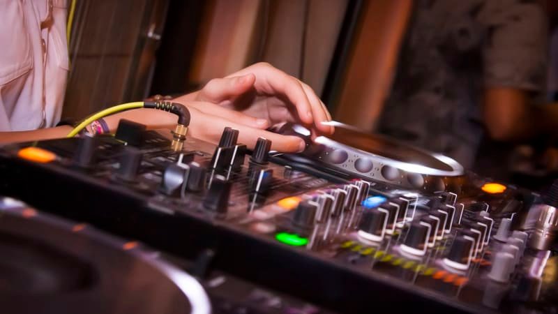 Zemřel DJ Tráva. V Česku platil za průkopníka elektronické a taneční hudby Zemřel DJ Tráva. V Česku platil za průkopníka elektronické a taneční hudby