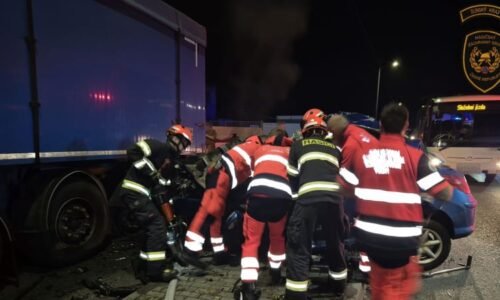 Tragická nehoda na Vsetínsku: Mladík narazil do zaparkovaného kamionu. V nemocnici zemřel