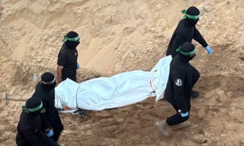 Důkaz o podvodech Hamásu? Izrael zveřejnil záběry manipulace s tělem rukojmího