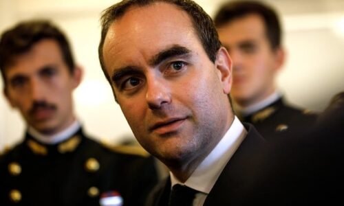 Francúzska krajná pravica požaduje nové voľby po tom, čo Macron stratil piateho premiéra za 15 mesiacov.