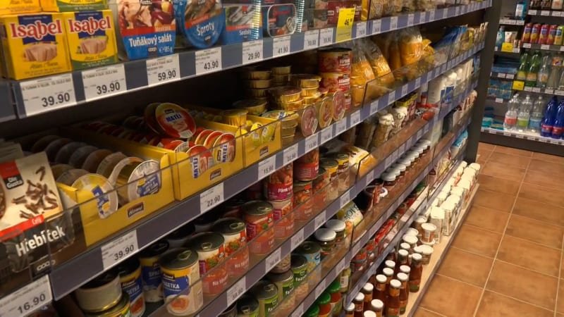 Soumrak nad vesnickými krámky: Neuživí se a krachují. Nadějí jsou samoobsluhy s čipy Soumrak nad vesnickými krámky: Neuživí se a krachují. Nadějí jsou samoobsluhy s čipy