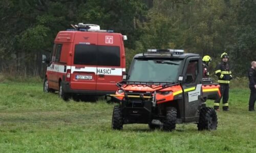 Vyhrožovali zbraní a ujeli kradeným autem. Policie obvinila dva teenagery z loupeže v Děčíně