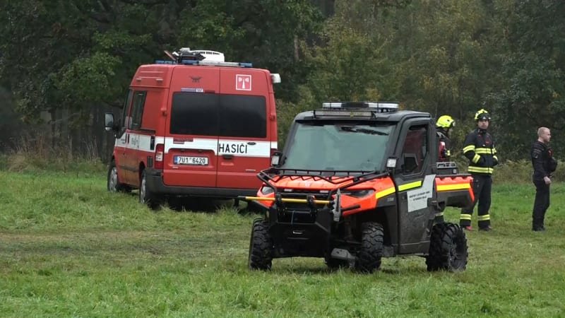 Vyhrožovali zbraní a ujeli kradeným autem. Policie obvinila dva teenagery z loupeže v Děčíně Vyhrožovali zbraní a ujeli kradeným autem. Policie obvinila dva teenagery z loupeže v Děčíně