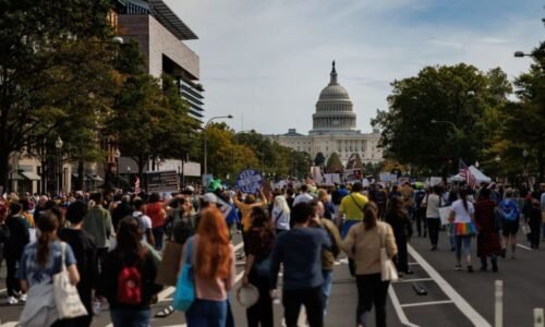 Masivní protesty proti Trumpovi: Čekají se miliony lidí, prezident zmizel na Floridu