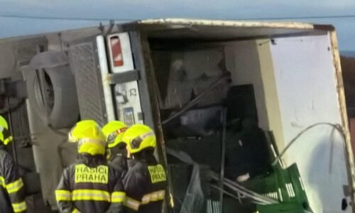 Nájezd na D10 v Praze blokuje převrácený kamion. Omezení potrvá několik hodin Nájezd na D10 v Praze blokuje převrácený kamion. Omezení potrvá několik hodin