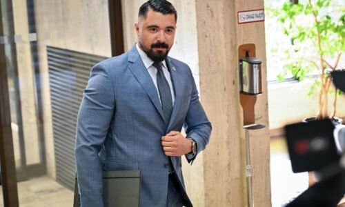 Gašpar mal po nehode volať krajskému policajnému šéfovi, ten prišiel v civile Gašpar mal po nehode volať krajskému policajnému šéfovi, ten prišiel v civile
