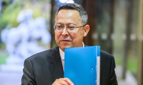 Kamenický zverejnil návrh rozpočtu, schodok v budúcom roku bude viac ako päť a pol miliardy eur Kamenický zverejnil návrh rozpočtu, schodok v budúcom roku bude viac ako päť a pol miliardy eur
