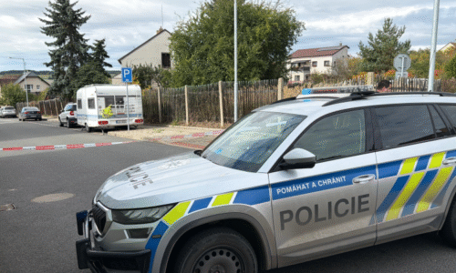 Násilná smrt cizince na Rakovnicku: Policisté vtrhli do domu, našli i dva zraněné