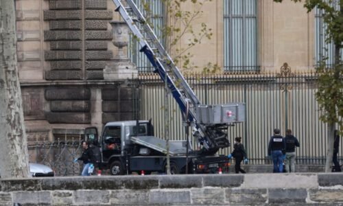 Reflexní vesty a rozbrušovačka. Video má ukazovat drzou krádež napoleonských šperků v Louvru