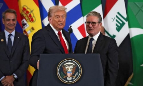Trump ztrapnil britského premiéra v přímém přenosu. Podání ruky vystřídalo ponižující gesto