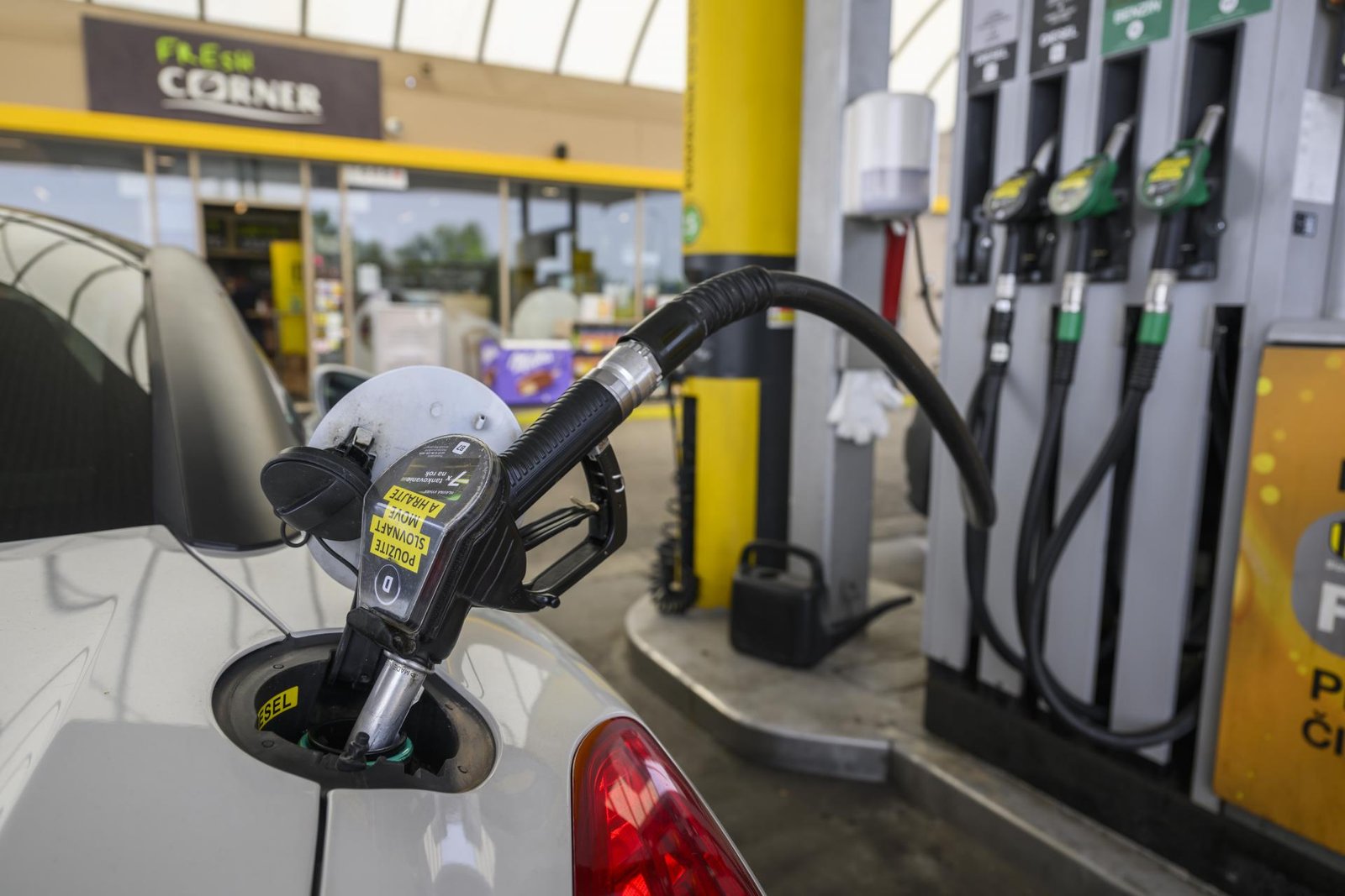 Ceny palív v minulom týždni klesli, prémiové benzíny sa predávali najlacnejšie od júla Ceny palív v minulom týždni klesli, prémiové benzíny sa predávali najlacnejšie od júla