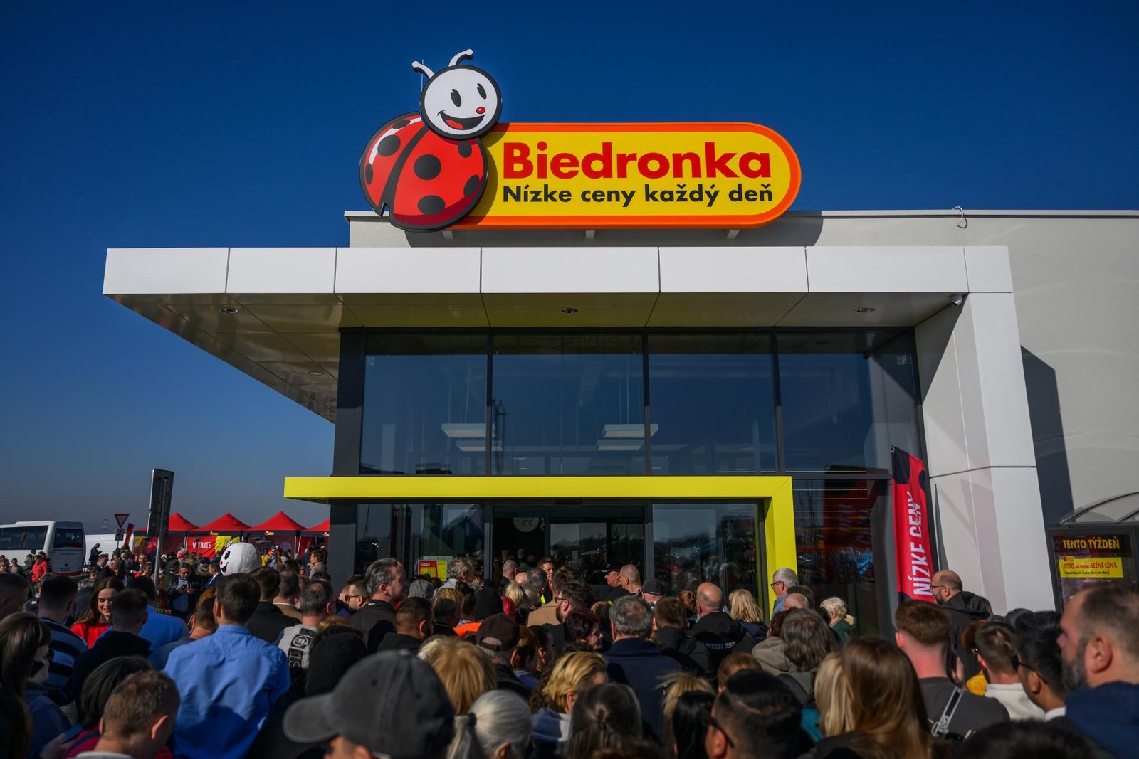 Biedronka zaostáva. HN porovnali jej začiatky na Slovensku s Lidlom Biedronka zaostáva. HN porovnali jej začiatky na Slovensku s Lidlom