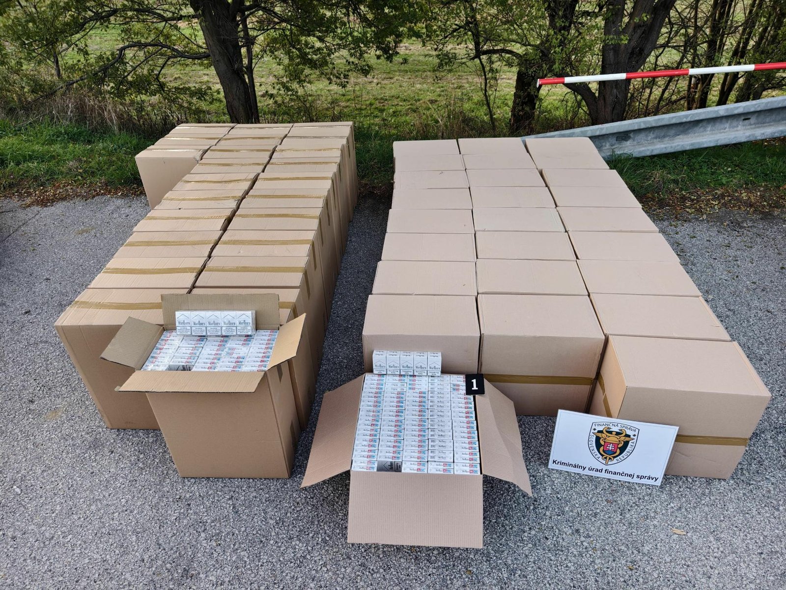 Colníci na východnej hranici našli cigarety ukryté v aute aj alkohol v autobuse Colníci na východnej hranici našli cigarety ukryté v aute aj alkohol v autobuse