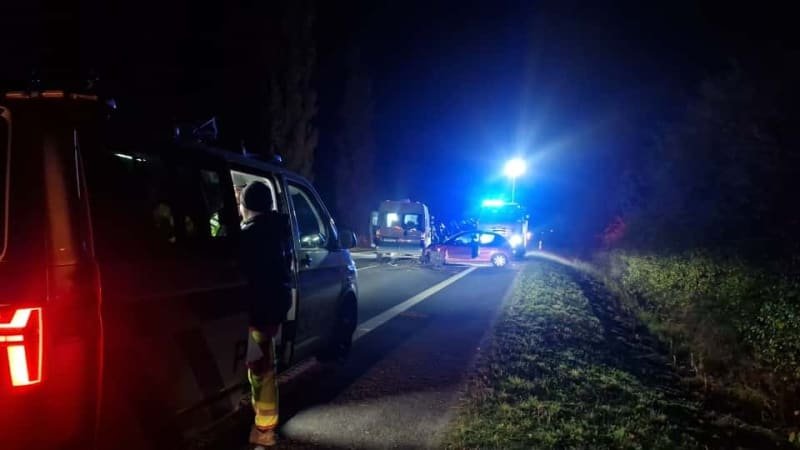 Tragická nehoda na Zlínsku: jeden mrtvý a několik zraněných po srážce aut Tragická nehoda na Zlínsku: jeden mrtvý a několik zraněných po srážce aut