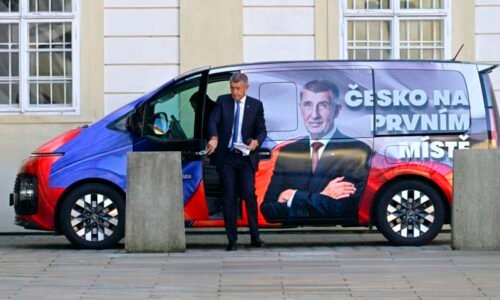 Obrátí nová vláda Česko na východ? Zásadní přehodnocení zřejmě nepřijde, SPD už řadí zpátečku Obrátí nová vláda Česko na východ? Zásadní přehodnocení zřejmě nepřijde, SPD už řadí zpátečku