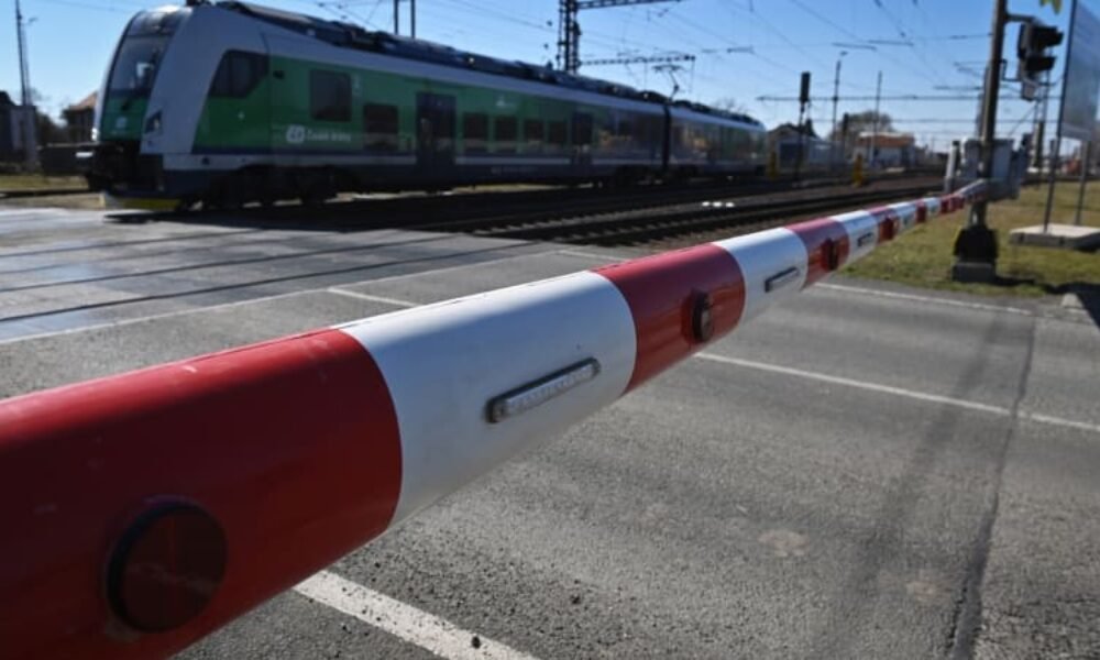 Vykolejený vlak na Příbramsku: Srazil se s nákladním vozem, s těžce zraněným letěl vrtulník Vykolejený vlak na Příbramsku: Srazil se s nákladním vozem, s těžce zraněným letěl vrtulník