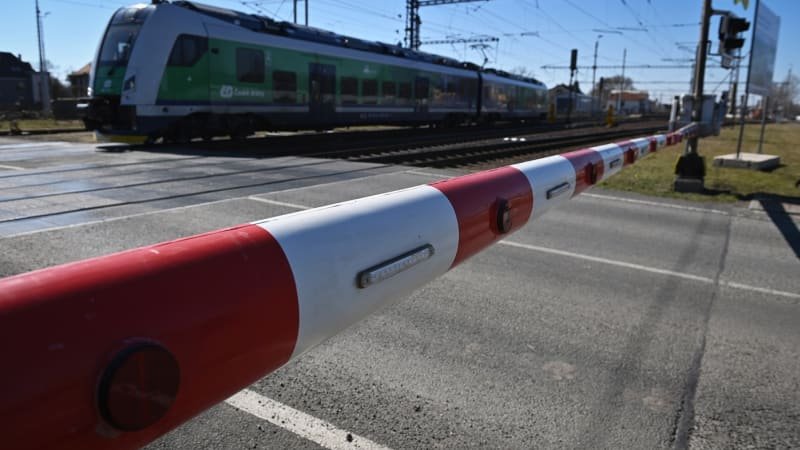 Vykolejený vlak na Příbramsku: Srazil se s nákladním vozem, s těžce zraněným letěl vrtulník Vykolejený vlak na Příbramsku: Srazil se s nákladním vozem, s těžce zraněným letěl vrtulník