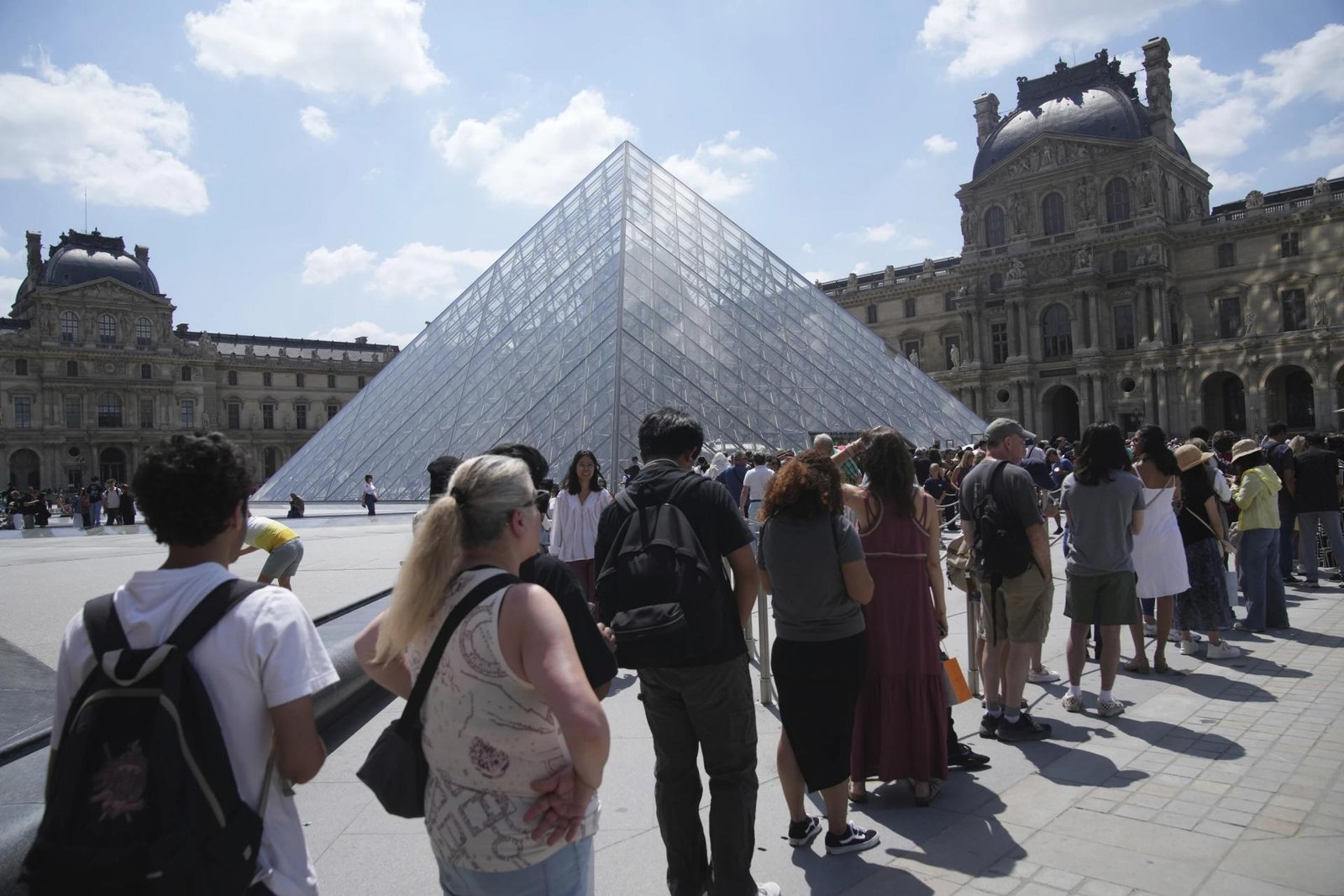 Francúzska ministerka kultúry hlási lúpež v Louvre. Múzeum je momentálne zatvorené Francúzska ministerka kultúry hlási lúpež v Louvre. Múzeum je momentálne zatvorené