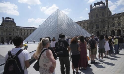 Zlodeji vykradli Louvre, cena odcudzených šperkov je podľa vlády nevyčísliteľná. Múzeum ostáva zatvorené Zlodeji vykradli Louvre, cena odcudzených šperkov je podľa vlády nevyčísliteľná. Múzeum ostáva zatvorené