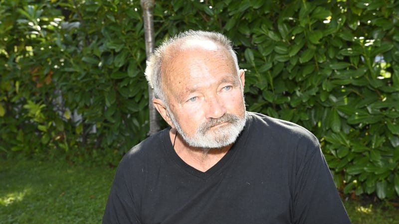 Hrušínský po kolapsu skončil v nemocnici. Oblíbeného herce museli připojit na kyslík Hrušínský po kolapsu skončil v nemocnici. Oblíbeného herce museli připojit na kyslík