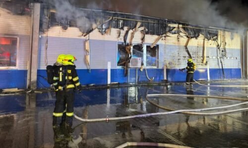 Na Litoměřicku hoří hala se zábavní pyrotechnikou. Hasiči povolávají posily z okolí Na Litoměřicku hoří hala se zábavní pyrotechnikou. Hasiči povolávají posily z okolí