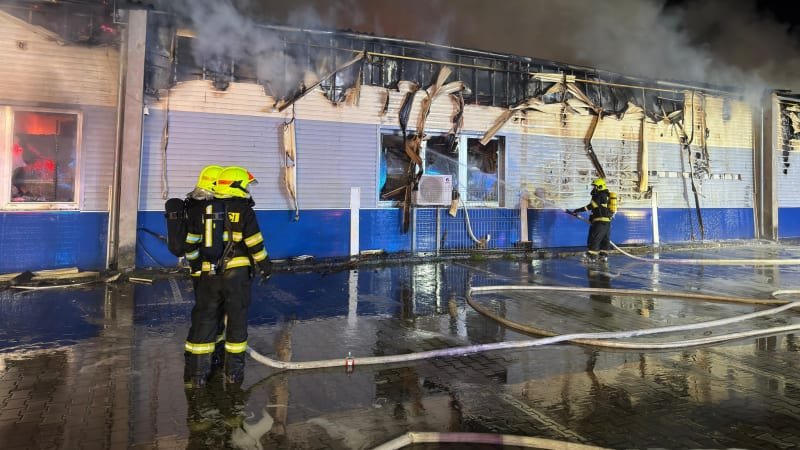 Na Litoměřicku hoří hala se zábavní pyrotechnikou. Hasiči povolávají posily z okolí Na Litoměřicku hoří hala se zábavní pyrotechnikou. Hasiči povolávají posily z okolí