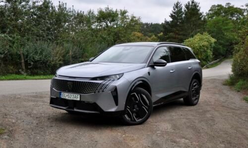 TEST: Vlajková loď Peugeotu s obrovským kufrem dostává pohon všech kol, levná však není TEST: Vlajková loď Peugeotu s obrovským kufrem dostává pohon všech kol, levná však není