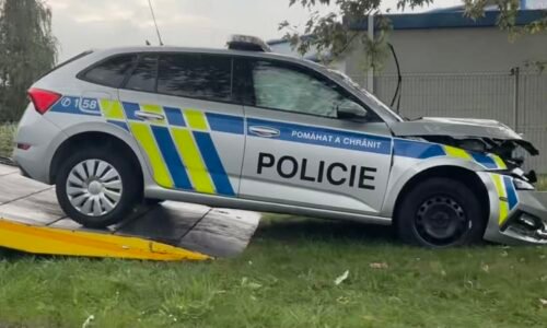 Policisté jeli k bombě, v Děčíně nabourali do stromu. Šlo o planý poplach, skončili v nemocnici