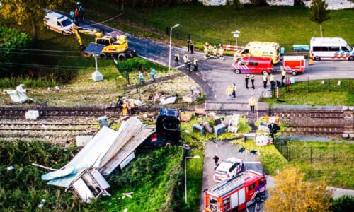 Záběry z hrozivé nehody v Nizozemsku: Vlak rozmetal kamion s hruškami uvízlý na přejezdu Záběry z hrozivé nehody v Nizozemsku: Vlak rozmetal kamion s hruškami uvízlý na přejezdu