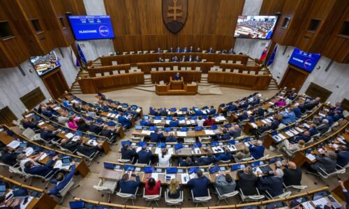 Pomoc s vyššími splátkami hypoték prejde od decembra na banky, rozhodli poslanci