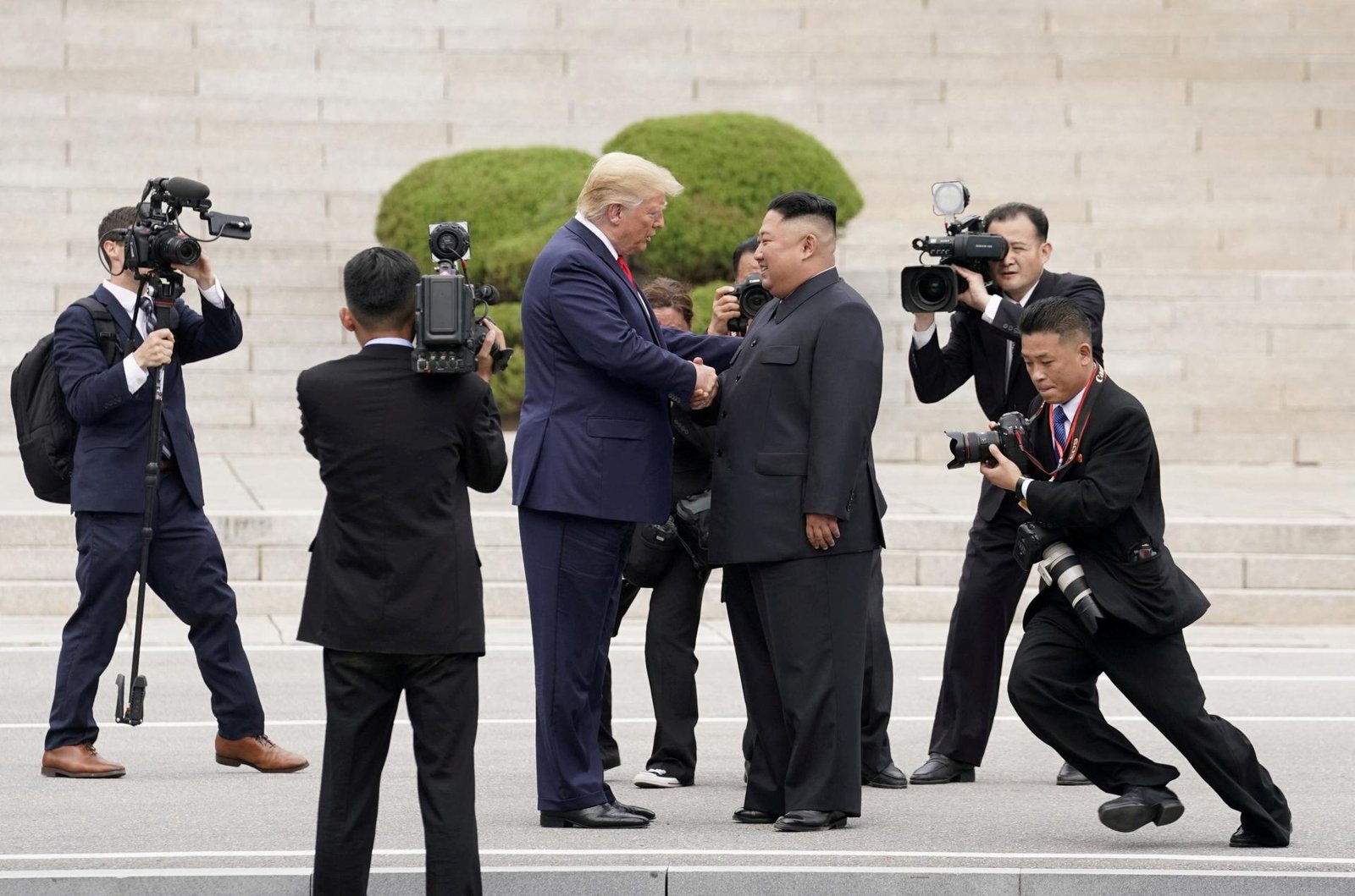Trumpov tím zvažuje stretnutie s Kim Čong-unom počas cesty do Ázie. Niektorí činitelia sú však skeptický Trumpov tím zvažuje stretnutie s Kim Čong-unom počas cesty do Ázie. Niektorí činitelia sú však skeptický